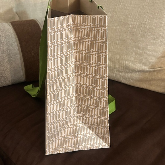 Tory Burch Beige Patterned Bag with Gold Logo - Picture 6 of 8